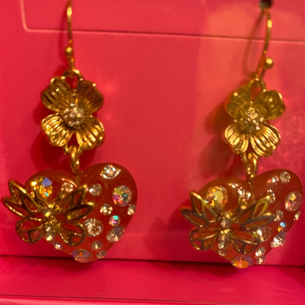 Betsey Johnson Dangling Heart Earrings!! NWT!! - Picture 3 of 3